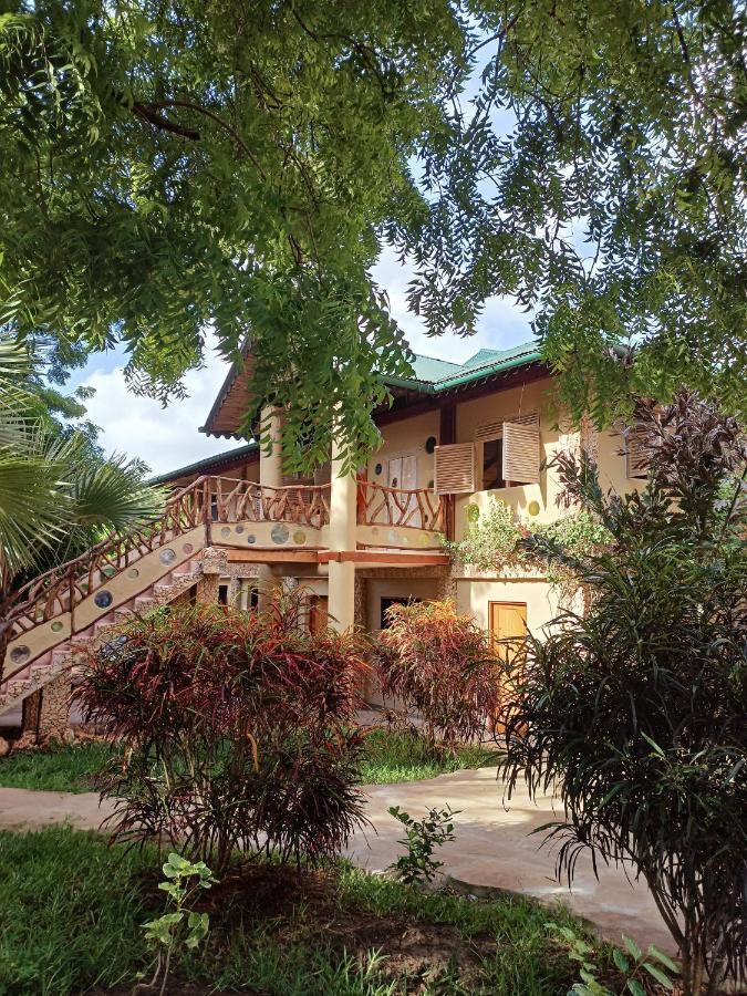 Bed and Breakfast Tombo House Diani Beach Esterno foto